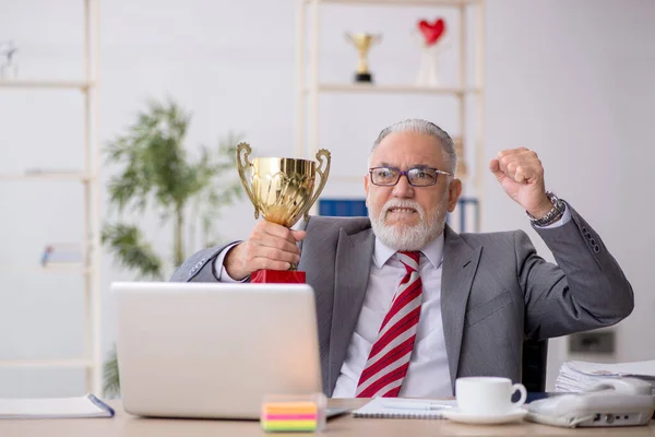 Viejo empleado siendo galardonado con copa de oro — Foto de Stock