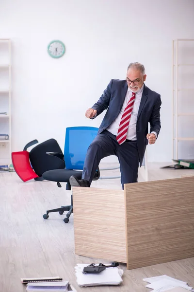 Vecchio dipendente maschio che fa gli straordinari in ufficio — Foto Stock