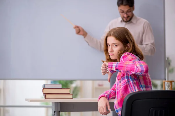 Joven profesor y pelirroja en el aula — Foto de Stock