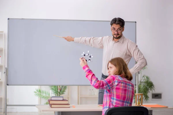 Jong man leraar en roodharige meisje in de klas — Stockfoto