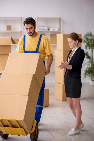 Jonge vrouwelijke baas en mannelijke aannemer doet home relocation — Stockfoto