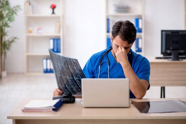 Klinikte çalışan genç bir erkek radyolog.