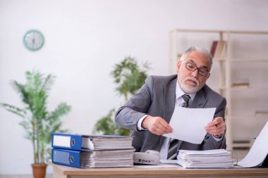 Eski erkek çalışanım ve ofiste çok işim var.