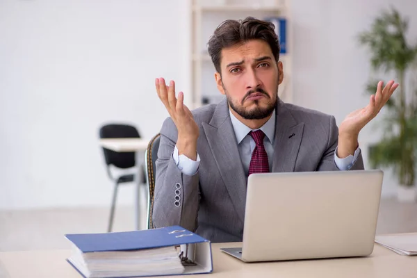 Ung manlig anställd som arbetar på kontoret — Stockfoto