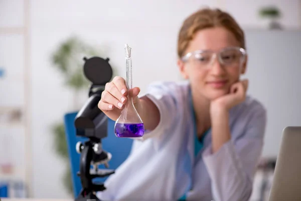 Giovane chimica femminile nel concetto di sintesi dei farmaci — Foto Stock