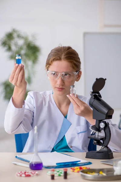 Jovem química do sexo feminino no conceito de síntese de drogas — Fotografia de Stock