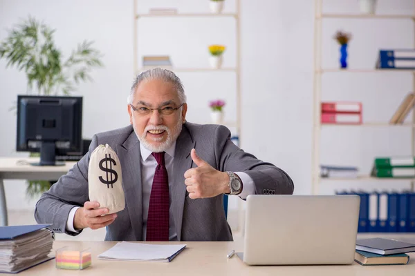 Gammal manlig anställd i lönebegreppet — Stockfoto