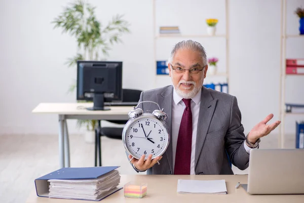 Velho empregado masculino no conceito de mangement tempo — Fotografia de Stock