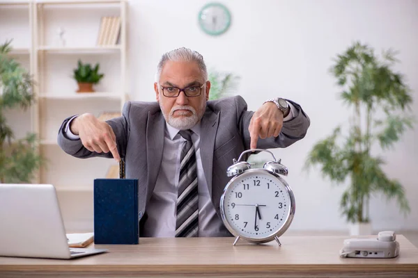 Velho empregado masculino no conceito de gerenciamento de tempo — Fotografia de Stock