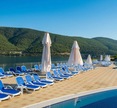 Aydınlık bir yaz gününde açık havada güzel bir yüzme havuzu.