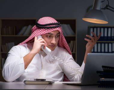 Arap işadamı ofiste geç saatlere kadar çalışıyor