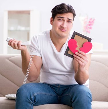 Üzgün Aziz Sevgililer Günü konsepti içinde genç bir adam