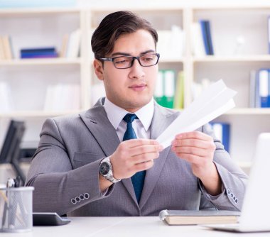 Ofisinde kağıt uçak olan bir iş adamı.