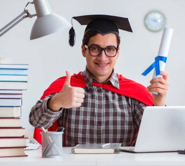 Sınavlara çalışan süper kahraman öğrenci.