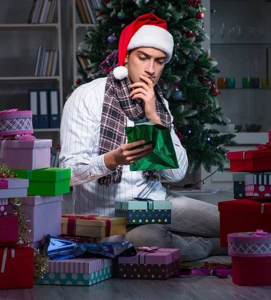 Ember sok karácsonyi ajándékkal dobozokban — Stock Fotó