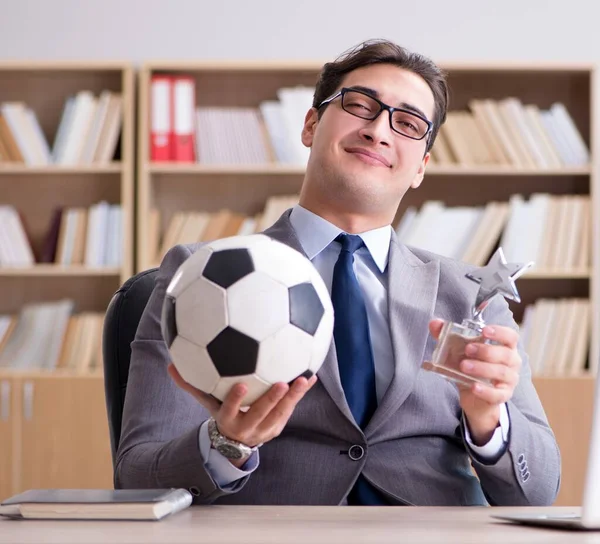 Uomo d'affari con pallone da calcio in ufficio — Foto Stock