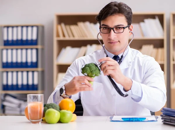 GMO 식품 컨셉의 의사 — 스톡 사진