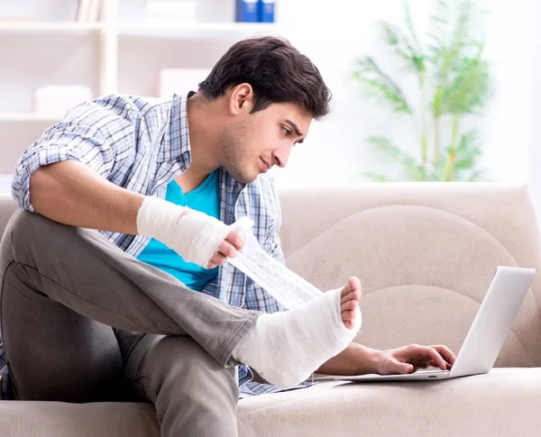 Evde yaralı genç bir öğrenci var.