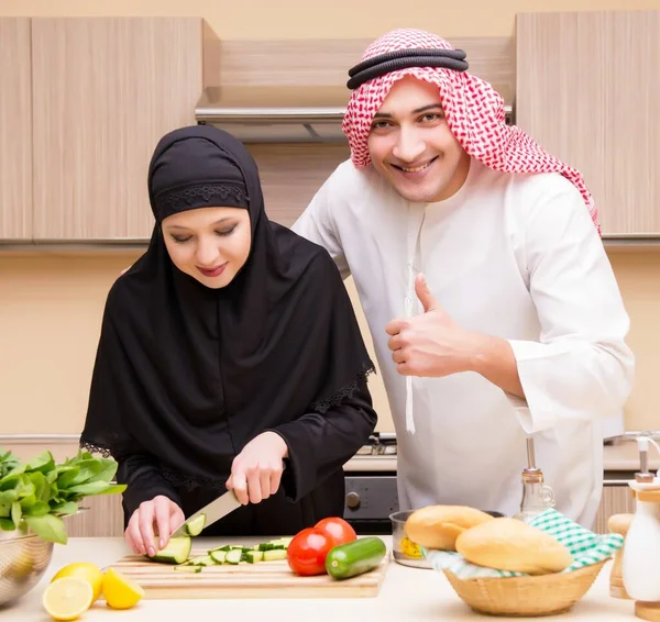 Familia árabe joven en la cocina — Foto de Stock