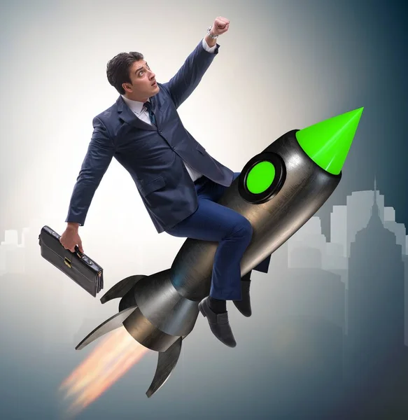 ビジネスコンセプトでロケットで飛ぶ男性実業家 — ストック写真