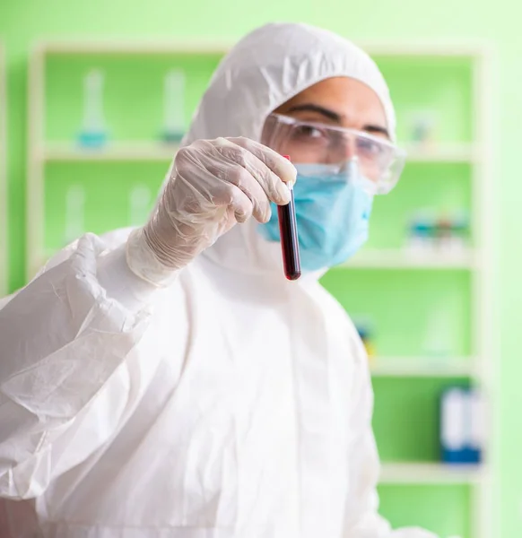 Chemicus werkt in het lab aan nieuw experiment — Stockfoto