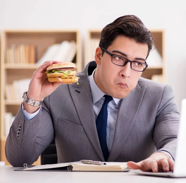 Fome engraçado empresário comer junk food sanduíche — Fotografia de Stock