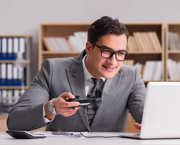 Empresario jugando juegos de ordenador en la oficina de trabajo —  Fotos de Stock