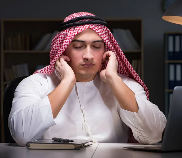 Arab businessman working late in office — Stock Photo, Image