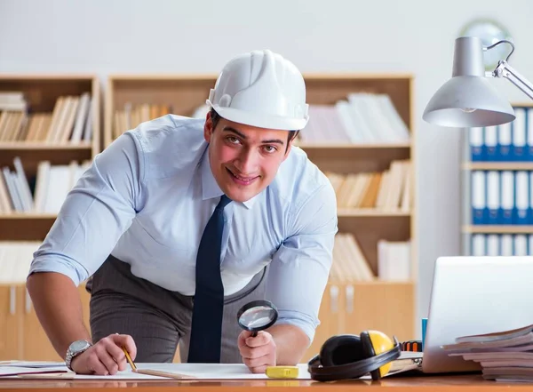 Supervisor de engenheiro trabalhando em desenhos no escritório — Fotografia de Stock