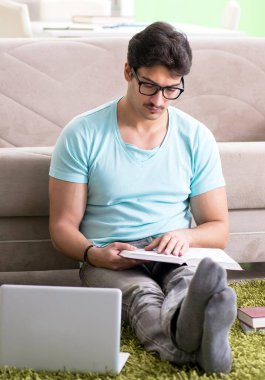 Evde üniversite sınavlarına hazırlanan öğrenci