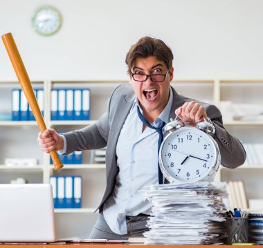 Ofisteki sinirli saldırgan iş adamı.