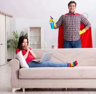 Süper kahraman koca karısına evde yardım ediyor.