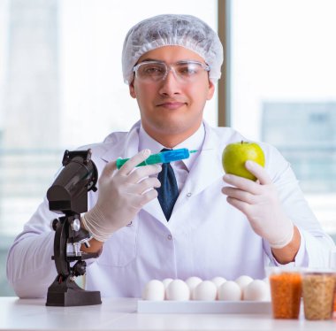 Besin uzmanı gıda ürünlerini laboratuarda test ediyor.