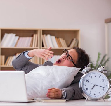 Yorgun adam evde uyuyor, çok işi var.