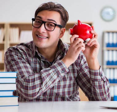 Öğrenci okul ücretini ödemek için kumbarayı soyuyor.