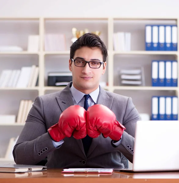 Hombre de negocios agresivo enojado con guantes de boxeo —  Fotos de Stock