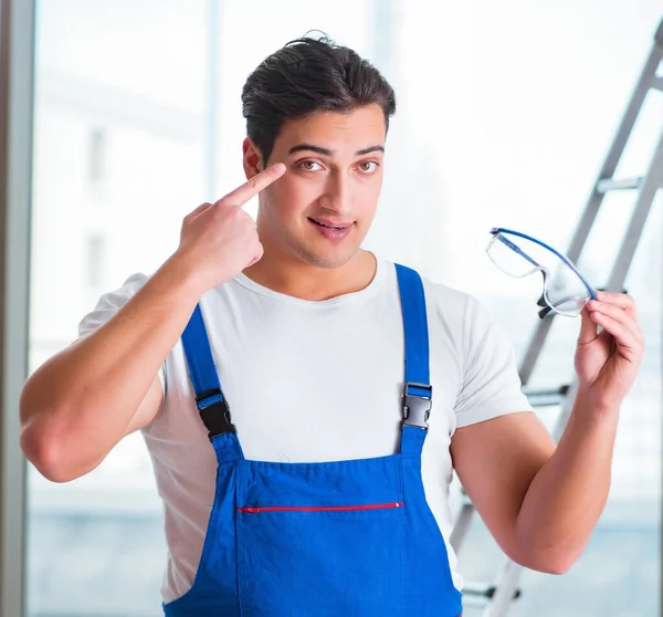 Giovane lavoratore con occhiali di sicurezza — Foto Stock