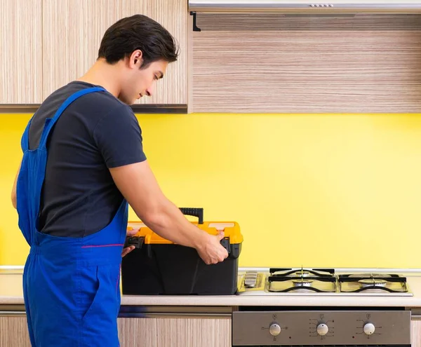 Junger Dienstleister montiert Küchenmöbel — Stockfoto