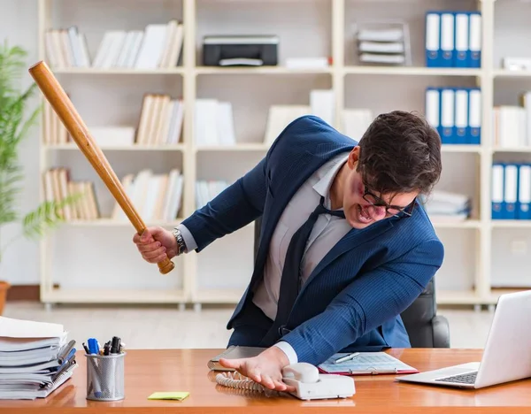 Arg aggressiv affärsman på kontoret — Stockfoto