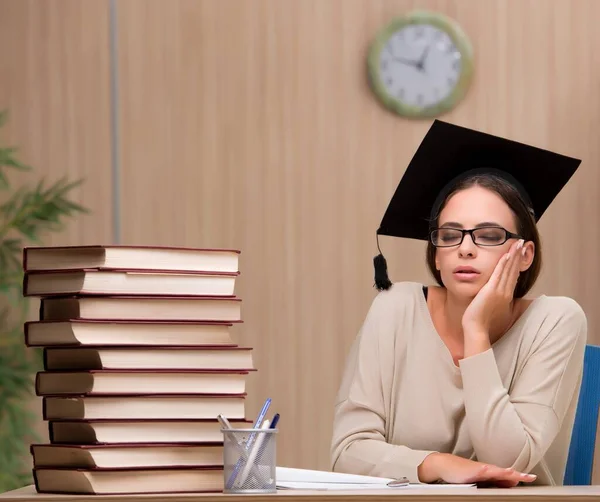 Jovem estudante se preparando para exames universitários — Fotografia de Stock