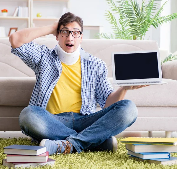 Studente con lesioni al collo preparazione per gli esami — Foto Stock