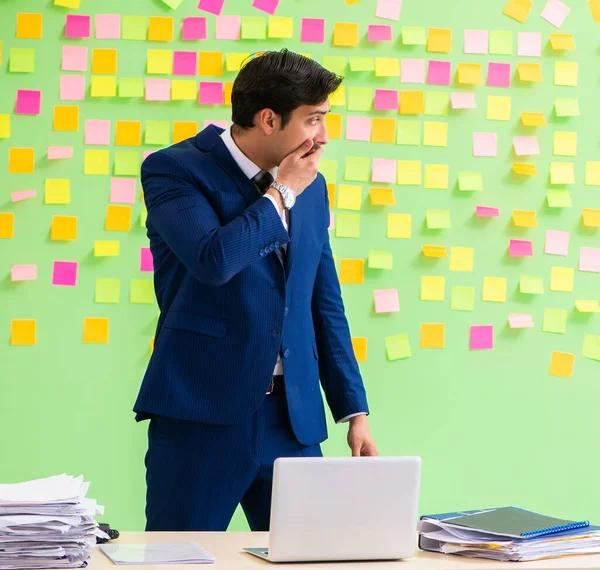 Geschäftsmann mit vielen widersprüchlichen Prioritäten — Stockfoto