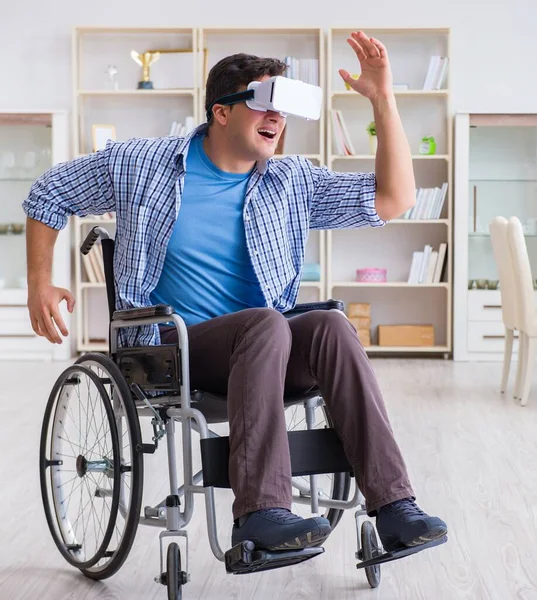 Hombre discapacitado estudiando con gafas de realidad virtual — Foto de Stock