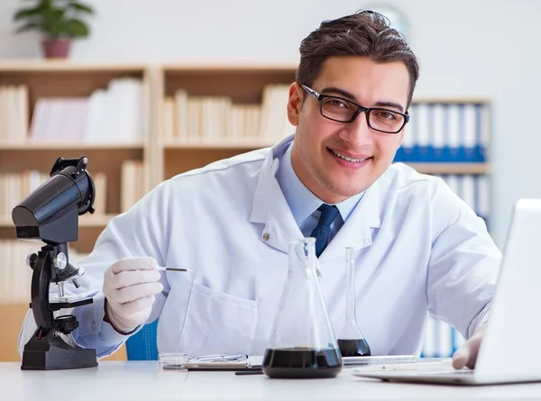 Chemical engineer working on oil samples in lab — Stock Photo, Image