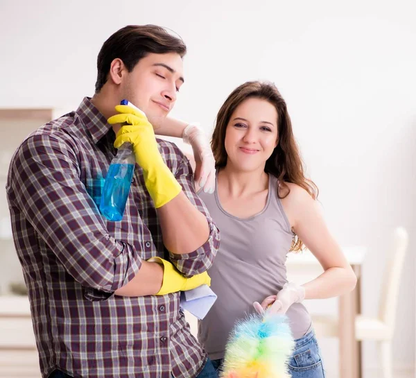 Vrouw en echtgenoot doen thuis schoonmaak — Stockfoto