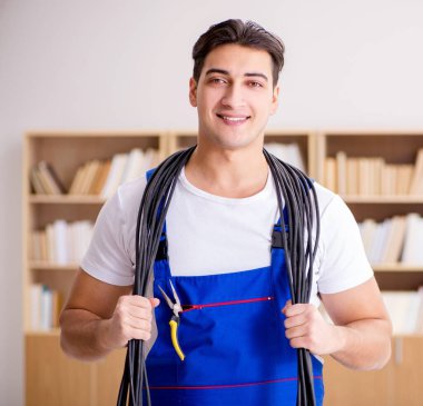 Adam evde elektrik tamiratı yapıyor.