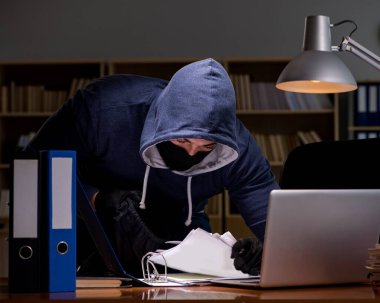 Hacker ev bilgisayarından kişisel verileri çalıyor