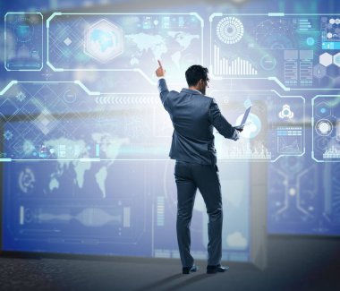 Büyük veri arayan iş adamı