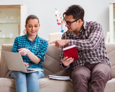 Üniversite sınavlarına hazırlanan öğrenciler