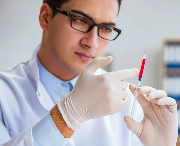 Medico che lavora con campioni di sangue — Foto Stock